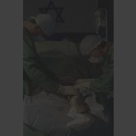 Mise en place d'une broche sur la jambe du patient lors de l'opération chirurgicale en coopération franco-israélienne à Goma.