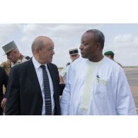Le ministre de la Défense Jean-Yves Le Drian est accueilli par un personnel diplomatique ivoirien à son arrivée à Abidjan, en Côte d'Ivoire.