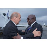 Le ministre de la Défense Jean-Yves Le Drian est accueilli par son homologue ivoirien Paul Koffi Koffi à son arrivée à Abidjan, en Côte d'Ivoire.