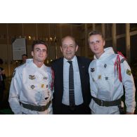 Le ministre de la Défense Jean-Yves Le Drian pose aux côtés de deux chasseurs du 27e bataillon de chasseurs alpins (BCA) à Abidjan, en Côte d'Ivoire.