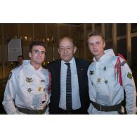 Le ministre de la Défense Jean-Yves Le Drian pose aux côtés de deux chasseurs du 27e bataillon de chasseurs alpins (BCA) à Abidjan, en Côte d'Ivoire.