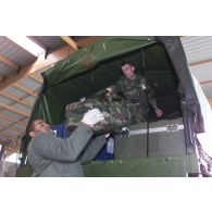 Préparatifs au départ en Afghanistan pour le 21e RIMa (régiment d'infanterie de marine). Déchargement de paquetages et de matériel d'un camion à Istres.