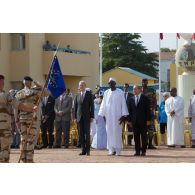 Le général de brigade Marc Rudkiewicz rend les honneurs au ministre de la Défense Jean-Yves Le Drian et ses homologues espagnol Pedro Morenés Eulate et malien Bah N'Daw à Bamako, au Mali.