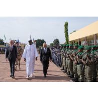 Le ministre de la Défense Jean-Yves Le Drian passe en revue les troupes maliennes aux côtés de ses homologues malien Bah N'Daw et espagnol Pedro Morenés Eulate à Bamako, au Mali.