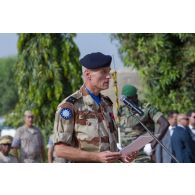 Le général de brigade Marc Rudkiewicz prononce un discours pour sa passation de commandement à la tête de la Mission européenne de formation à Bamako, au Mali.