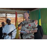 Le général de brigade Marc Rudkiewicz prononce un discours pour sa remise de commandement à la tête de la Mission de formation européenne à Bamako, au Mali.