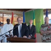 Le ministre de la Défense Jean-Yves Le Drian prononce un discours auprès de la Mission européenne de formation à Bamako, au Mali.