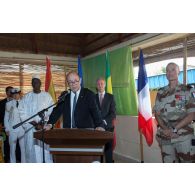 Le ministre de la Défense Jean-Yves Le Drian prononce un discours auprès de la Mission européenne de formation à Bamako, au Mali.