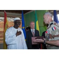 Le ministre de la Défense malienne Bah N'Daw remet un cadeau au général de brigade Marc Rudkiewicz devant la Mission de formation européenne à Bamako, au Mali.