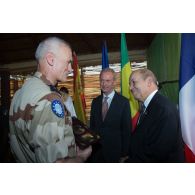 Le ministre de la Défense Jean-Yves Le Drian remet un cadeau au général de brigade Marc Rudkiewicz devant la Mission de formation européenne à Bamako, au Mali.