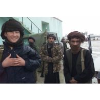 Rassemblement des factions afghanes à Mazar e Charif : partisans du chef de guerre Haji Muhammad Mohaqiq.