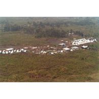 Vue aérienne d'un camp de réfugiés en construction.