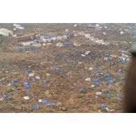 Vue aérienne d'un camp de réfugiés. Tente du World food programm (WPF).