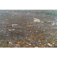 Vue aérienne d'un camp de réfugiés. Tente du World food programm (WPF).