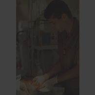 Opération chirurgicale d'une enfant mutilée de la jambe menée par le médecin principal Rigal, orthopédiste à l'hôpital Bégin, sous une tente du service des urgences de l'antenne médicale de Goma.