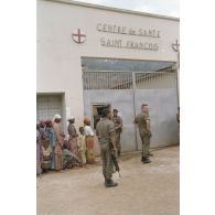 File d'attente devant l'entrée de l'hôpital Saint-François à Cyangugu, sous surveillance d'artilleurs et en présence du médecin capitaine T. Lefort de l'élément militaire médical d'intervention rapide (EMMIR).