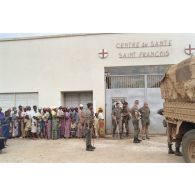 File d'attente devant l'entrée de l'hôpital Saint-François à Cyangugu, sous surveillance d'artilleurs et en présence du médecin capitaine T. Lefort et du médecin en chef J.-P. Romanet de l'élément militaire médical d'intervention rapide (EMMIR).