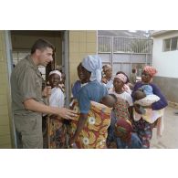 Filtrage des consultations à l'entrée de l'hôpital Saint-François à Cyangugu par un militaire.
