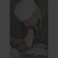 Réhydratation d'une petite fille par le médecin réserviste capitaine Xavier Sauvageon, anesthésiste-réanimateur à l'hôpital Dieu à Paris, à l'antenne chirurgicale aérotransportable (ACA) de Goma.