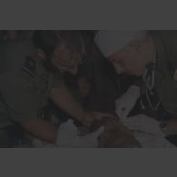 Réhydratation d'une petite fille par l'infirmier réserviste adjudant Xuereb (barbu) et par le médecin réserviste capitaine Xavier Sauvageon, anesthésiste-réanimateur à l'hôpital Dieu à Paris, à l'antenne chirurgicale aérotransportable (ACA) de Goma.