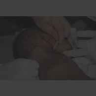 Réhydratation d'une petite fille par l'infirmier réserviste adjudant Xuereb (barbu) et par le médecin réserviste capitaine Xavier Sauvageon, anesthésiste-réanimateur à l'hôpital Dieu à Paris, à l'antenne chirurgicale aérotransportable (ACA) de Goma.