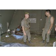 Aide aux soins apportés par les légionnaires de la 13e demi-brigade de la Légion étrangère (13e DBLE) aux blessés à l'antenne chirurgicale aérotransportable (ACA) de Goma.