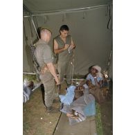 Aide aux soins apportés par les légionnaires de la 13e demi-brigade de la Légion étrangère (13e DBLE) aux blessés à l'antenne chirurgicale aérotransportable (ACA) de Goma.