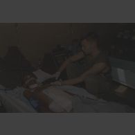 Une assistance respiratoire est branchée sur un patient par un militaire du 1er régiment médical (1er RMed) de Metz à l'antenne médicale à Goma.