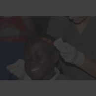 Un enfant réfugié blessé est soigné pour une plaie à la tête due à un coup de machette par un personnel féminin de la 14e antenne chirurgicale parachutiste (14e ACP) à Goma.