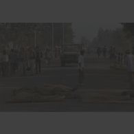 Cadavres abandonnés, emmaillotés et placés sur la route, au milieu de la circulation au poste-frontière de Goma-Gisenyi, en instance de ramassage.