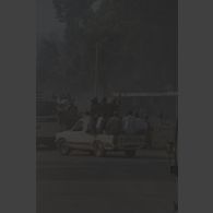 Cadavres abandonnés, emmaillotés et placés sur la route, au milieu de la circulation de véhicules surchargés de passagers au poste-frontière de Goma-Gisenyi. Un militaire armé d'un fusil est passager d'un pick up Toyota.