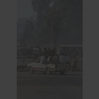 Cadavres abandonnés, emmaillotés et placés sur la route, au milieu de la circulation de véhicules surchargés de passagers au poste-frontière de Goma-Gisenyi.
