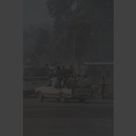 Cadavres abandonnés, emmaillotés et placés sur la route, au milieu de la circulation de véhicules bondés au poste-frontière de Goma-Gisenyi.