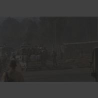 Cadavres abandonnés, emmaillotés et placés sur la route, au milieu de la circulation de véhicules bondés au poste-frontière de Goma-Gisenyi.
