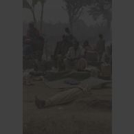 Des réfugiés côtoient des cadavres en attendant leur ramassage par les fossoyeurs à Goma.