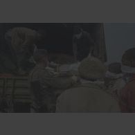 Ramassage des corps par des volontaires civils et le bataillon de soutien logistique (BSL) près de l'aéroport de Goma, le 22 juillet 1994.
