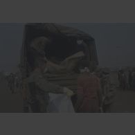 Ramassage des corps par des volontaires civils et le bataillon de soutien logistique (BSL) près de l'aéroport de Goma, le 22 juillet 1994.