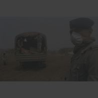 Inhumations par des civils des corps ramassés avec le bataillon de soutien logistique (BSL) dans une fosse commune creusée par le régiment du génie de l'air (RGA) près de l'aéroport de Goma, le 22 juillet 1994.