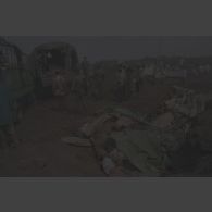 Inhumations par des civils des corps ramassés avec le bataillon de soutien logistique (BSL) dans une fosse commune creusée par le régiment du génie de l'air (RGA) près de l'aéroport de Goma, le 22 juillet 1994.