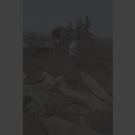 Inhumations par des civils des corps ramassés avec le bataillon de soutien logistique (BSL) dans une fosse commune creusée par le régiment du génie de l'air (RGA) près de l'aéroport de Goma, le 22 juillet 1994.