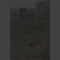 Des fossoyeurs transportent les cadavres de réfugiés ramassés sur la route par camion du bataillon de soutien logistique (BSL) pour les enfouir dans une fosse commune creusée par le RGA (régiment du génie de l'air) à Goma.