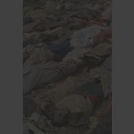 Cadavres alignés sur la route de Goma avant leur ramassage.