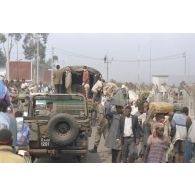 Le bataillon de soutien logistique (BSL) arpente la route de Goma avec des volontaires à la recherche de cadavres au milieu des réfugiés en exode.