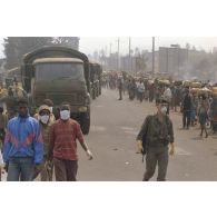 Le bataillon de soutien logistique (BSL) arpente la route de Goma avec des volontaires à la recherche de cadavres au milieu des réfugiés en exode.