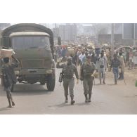 Le bataillon de soutien logistique (BSL) arpente la route de Goma à la recherche de cadavres au milieu des réfugiés en exode.
