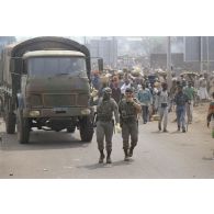Le bataillon de soutien logistique (BSL) arpente la route de Goma à la recherche de cadavres au milieu des réfugiés en exode.