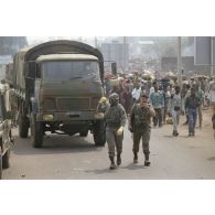 Le bataillon de soutien logistique (BSL) arpente la route de Goma à la recherche de cadavres au milieu des réfugiés en exode.