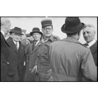 Le capitaine Maurice Schumann (au centre) lors de la cérémonie commémorative du débarquement du 6 juin 1944.