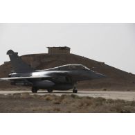 Un avion Rafale prêt à partir en mission depuis la base aérienne projetée (BAP) en Jordanie.