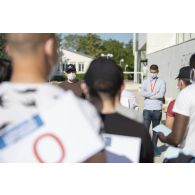 Des ingénieurs présentent le contenu de différents ateliers à des participants, lors d'une expérimentation de l'application StopCovid au sein des locaux de l'INRIA.